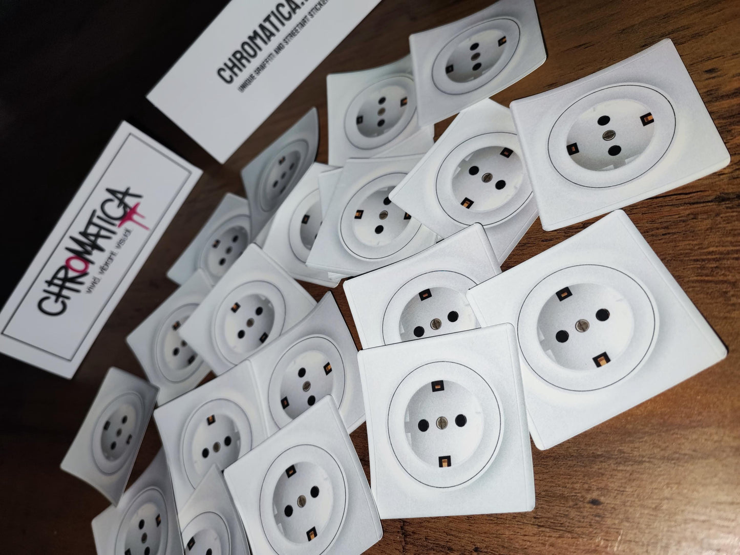 Autocollants Blague Prise Électrique – Lot de 10 Stickers Ultra Réalistes & Résistants | Format EU 6x6 cm