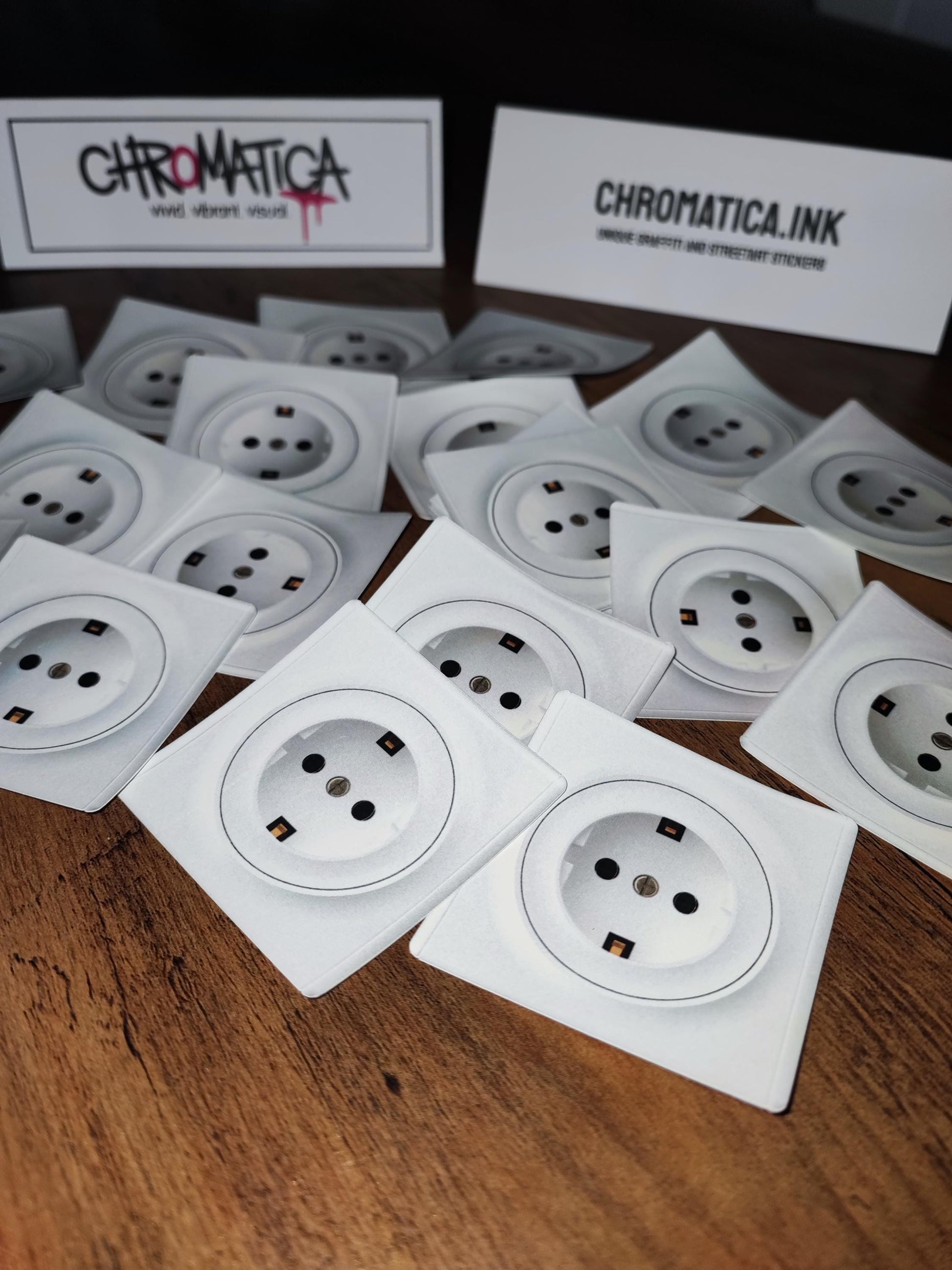 Autocollants Blague Prise Électrique – Lot de 10 Stickers Ultra Réalistes & Résistants | Format EU 6x6 cm