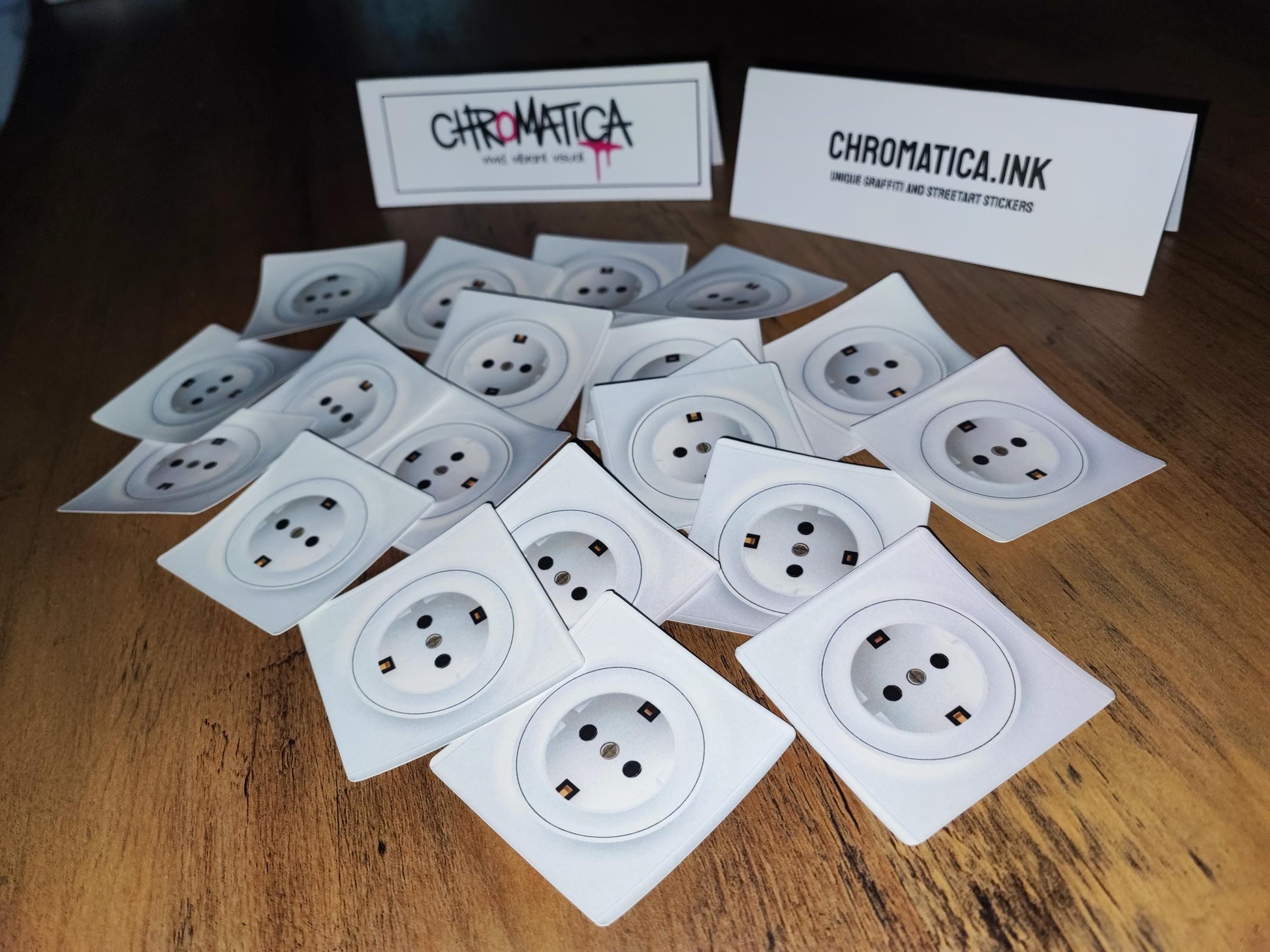 Autocollants Blague Prise Électrique – Lot de 10 Stickers Ultra Réalistes & Résistants | Format EU 6x6 cm
