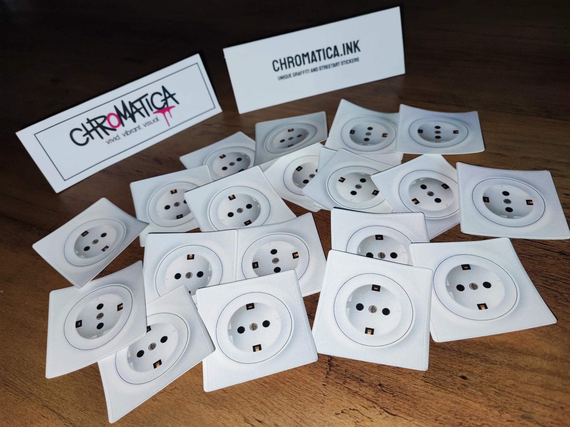 Autocollants Blague Prise Électrique – Lot de 10 Stickers Ultra Réalistes & Résistants | Format EU 6x6 cm